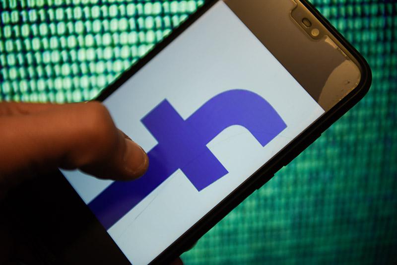 201812internet_facebook_phone