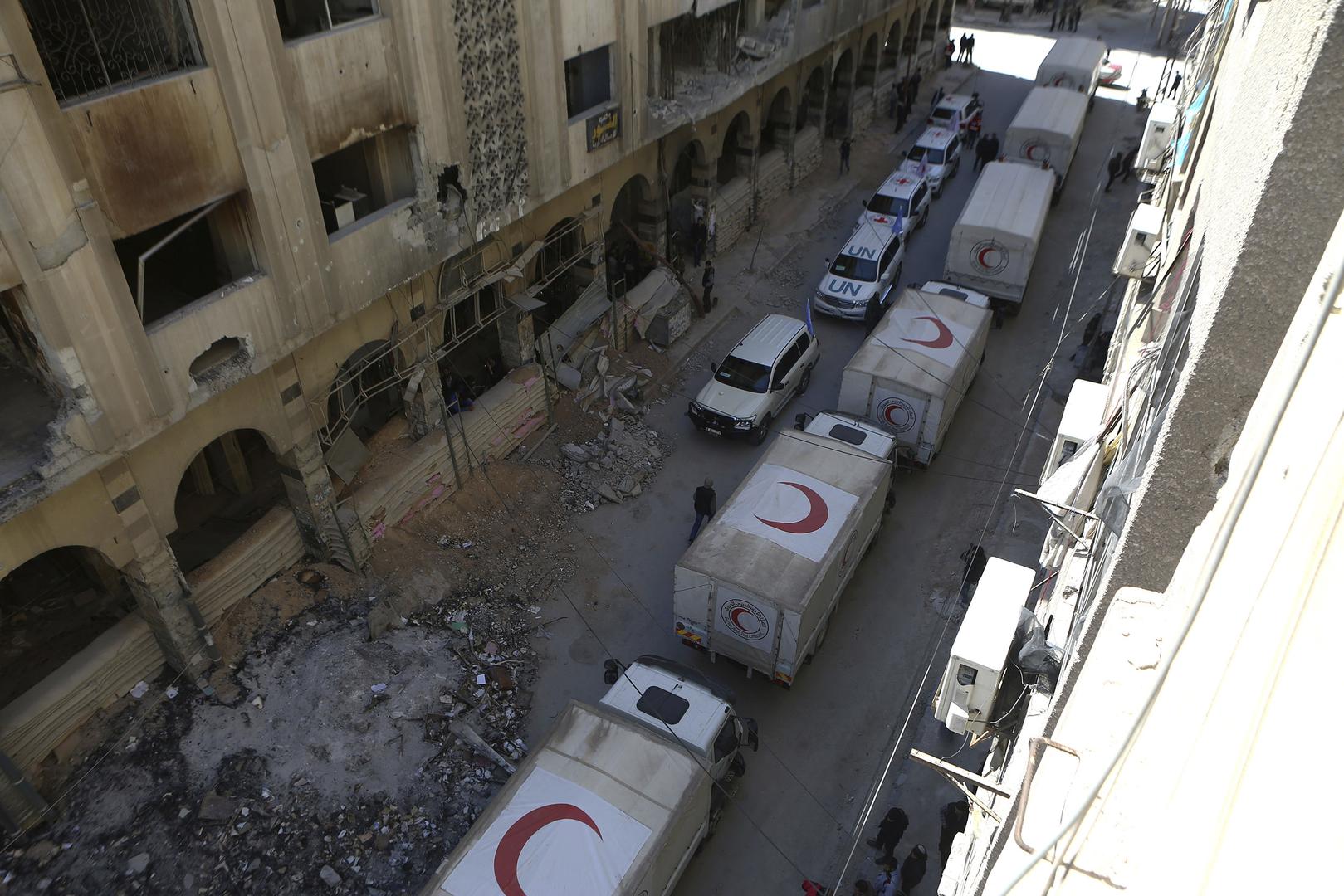 Un convoi humanitaire circulait dans une rue de Douma (Ghouta orientale), à l’est de Damas, en Syrie, en mars 2018. Cette ville était alors encore sous le contrôle de groupes armés antigouvernementaux.