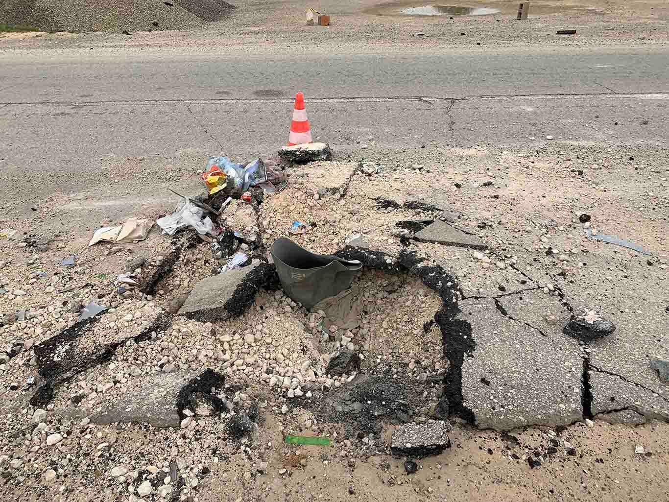 مخزن حمولة فارغ من قنبلة عنقودية من طراز "آر بي كي- 250 بي تي إيه بي-2.5 إم"، انفجر في طريق الأصفاح قرب مطار طرابلس الدولي، بعد هجوم في 2 ديسمبر/كانون الأول 2019 أو نحو ذلك، ضواحي طرابلس، ليبيا، 18 ديسمبر/كانون الأول 2019. 
