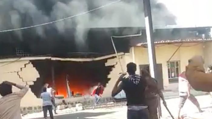 Detainees watch in horror outside the migrant detention facility in Sanaa, Yemen, where scores of Ethiopian migrants burned to death in a fire on March 7, 2021. © 2021 Private