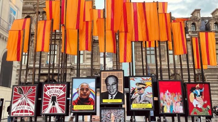 Installation de l'exposition Fighting Fear #WhatSHappeningInMyanmar Place du Palais Royal à Paris