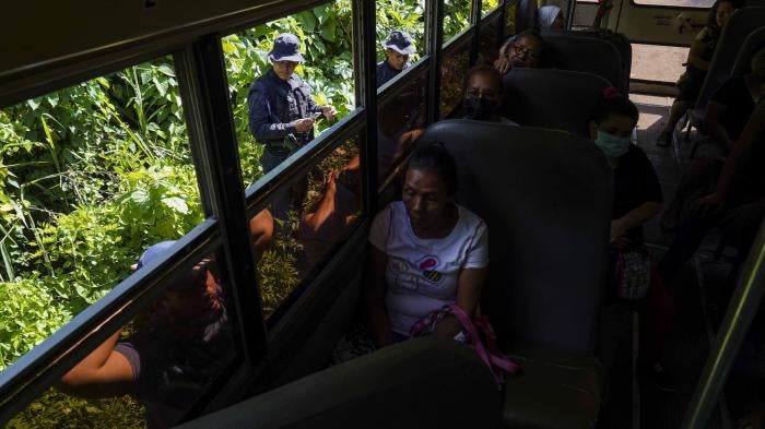202212americas_elsalvador_policepatrol_bus