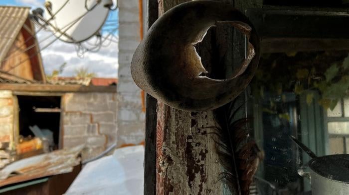 Осколки боєприпасів 9Н210 або 9Н235 пробили стіни будинку родини, яка мешкає на лівому березі річки Сіверський Донець, під час окупації цієї території російськими військами у 2022 році, продірявивши цю каструлю. 