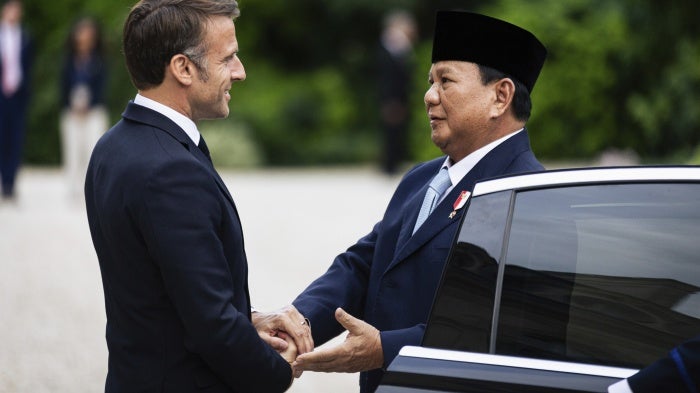 French President Emmanuel Macron (L) and Indonesian President Prabowo Subianto at the Elysée Palace in Paris, France, July 24, 2024. 