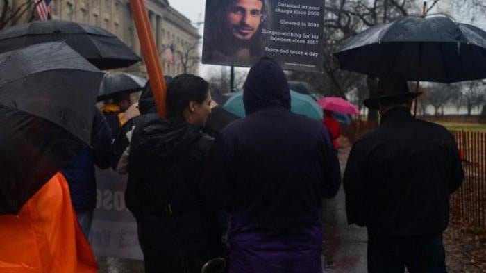 示威人士举着塔利克・巴・欧达（Tariq Ba Odah）的照片，在白宫门外集会抗议关达那摩湾拘留所成立12周年，华盛顿特区，2014年1月11日。