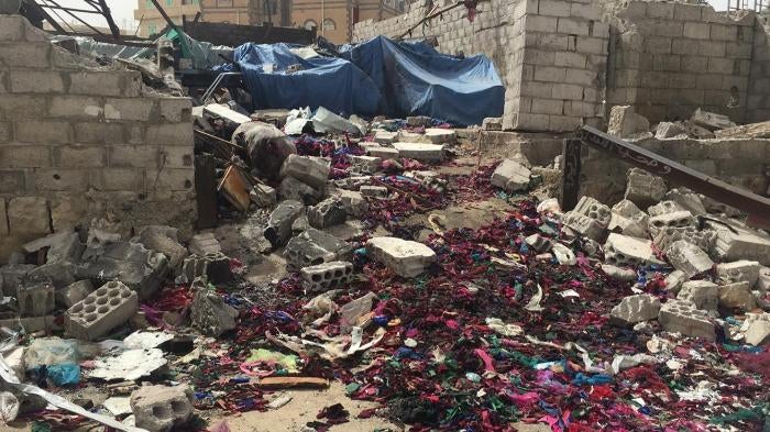 ورشة الشرق الأوسط للخياطة والتطريز في صنعاء، اليمن، بعد تل في ُ أن قصفتها طائرات التحالف في 14 فبراير/شباط 2016 .ق القصف عامل وأصيب 3 من بين 17 آخرين كانوا داخل الورشة. © 2016 بلقيس ويللي/هيومن رايتس ووتش