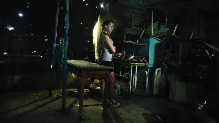 (Обкладинка) Колишня учениця, 13 років, стоїть в пошкодженому приміщенні школи в Вуглегірську. 