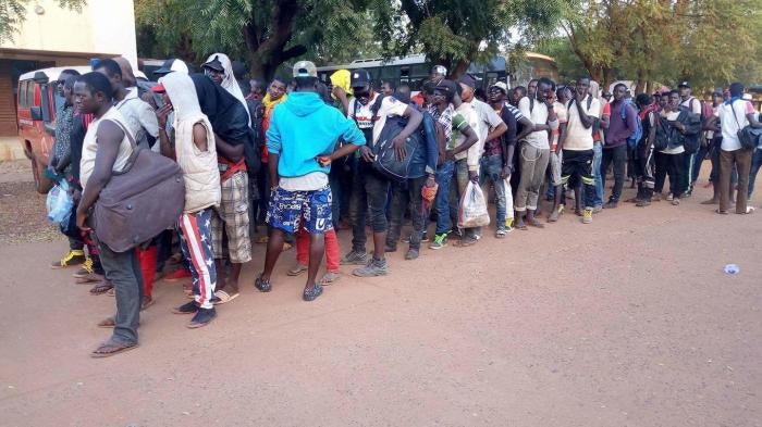 Men deported from Algeria queuing after their arrival to Bamako, October 25, 2017. © 2017 Bukary Dao/Le Republican