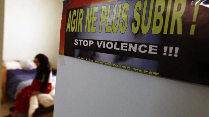 Une femme à Dar al-Insania, un foyer géré par une organisation non gouvernementale à Annaba, dans l’est de l’Algérie, le 3 mars 2010. Dar al-Insania fournit aux femmes victimes de violences domestiques un foyer et d’autres services.مرأة في "دار الإنسانية"