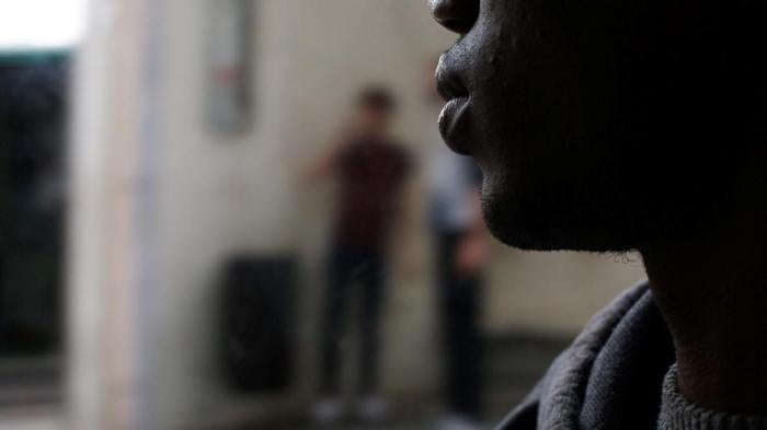 Daouda S., un enfant non accompagné guinéen de 16 ans, a dormi dans les rues de Paris pendant des semaines en attendant l’examen de son dossier par un juge. De temps en temps, il arrive à se loger chez des particuliers pour de courtes périodes. Photograph