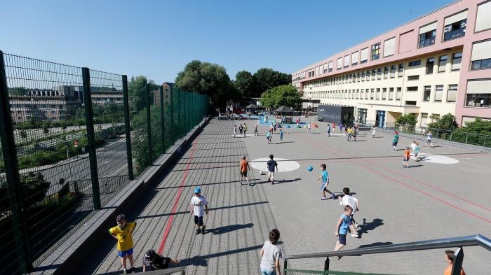  Des enfants dans la cour de récréation d’une École européenne située à Bruxelles. 