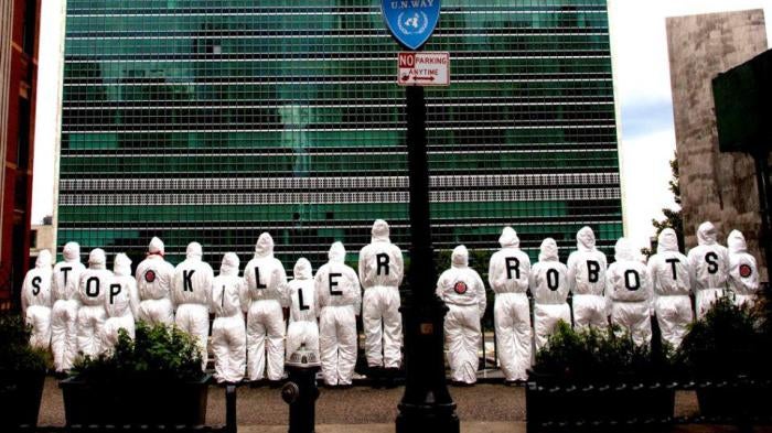 Des membres de la Campagne contre les robots tueurs photographiés devant le siège des Nations Unies à New York, lors de l'Assemblée générale en septembre 2018.