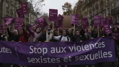 Des femmes portent une banderole "Stop aux violences sexistes et sexuelles", le 20 novembre 2021 à Paris.