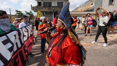 Pueblos indígenas asisten a una protesta para exigir justicia climática y protección territorial durante la Conferencia de la ONU sobre Cambio Climático (COP30), en Belém, Brasil, el 17 de noviembre de 2025.