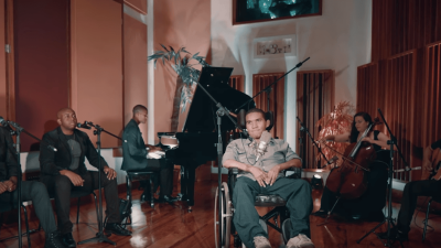  Leonardo performs his song, “Luz do bem” (“light of good”), for which he wrote the lyrics and helped compose the music.