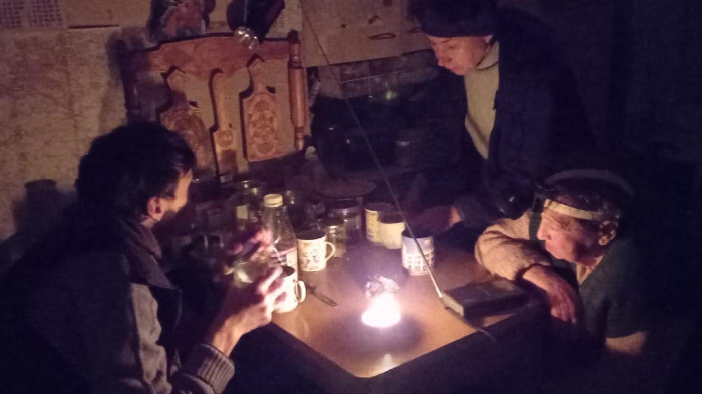  4

حصار ماريوبول، من مارس/آذار إلى مايو/أيار. أصابت الهجمات المتكررة منازل، ومدارس، ومستشفيات، ومسرحا، وبنى تحتية مدنية أخرى، ودمرت معظم المدينة. يُعتقد أن آلافا لقوا حتفهم في الهجمات، أو أثناء الاحتماء في الأقبية مع القليل من الأدوية، أو الطعام، أو الماء، أو الكهرباء، أو الاتصالات، ولا طريق آمن للهروب.

اقرأوا المزيد

&nbsp;
 تحاول طبيبة التخدير غانّا كوتيلنيكوفا وعائلتها الحصول على بث راديو للحصول على معلومات حول الوضع داخل المدينة في 7 مارس/آذار 2022. © 2022 غانّا كوتيلنيكوفا