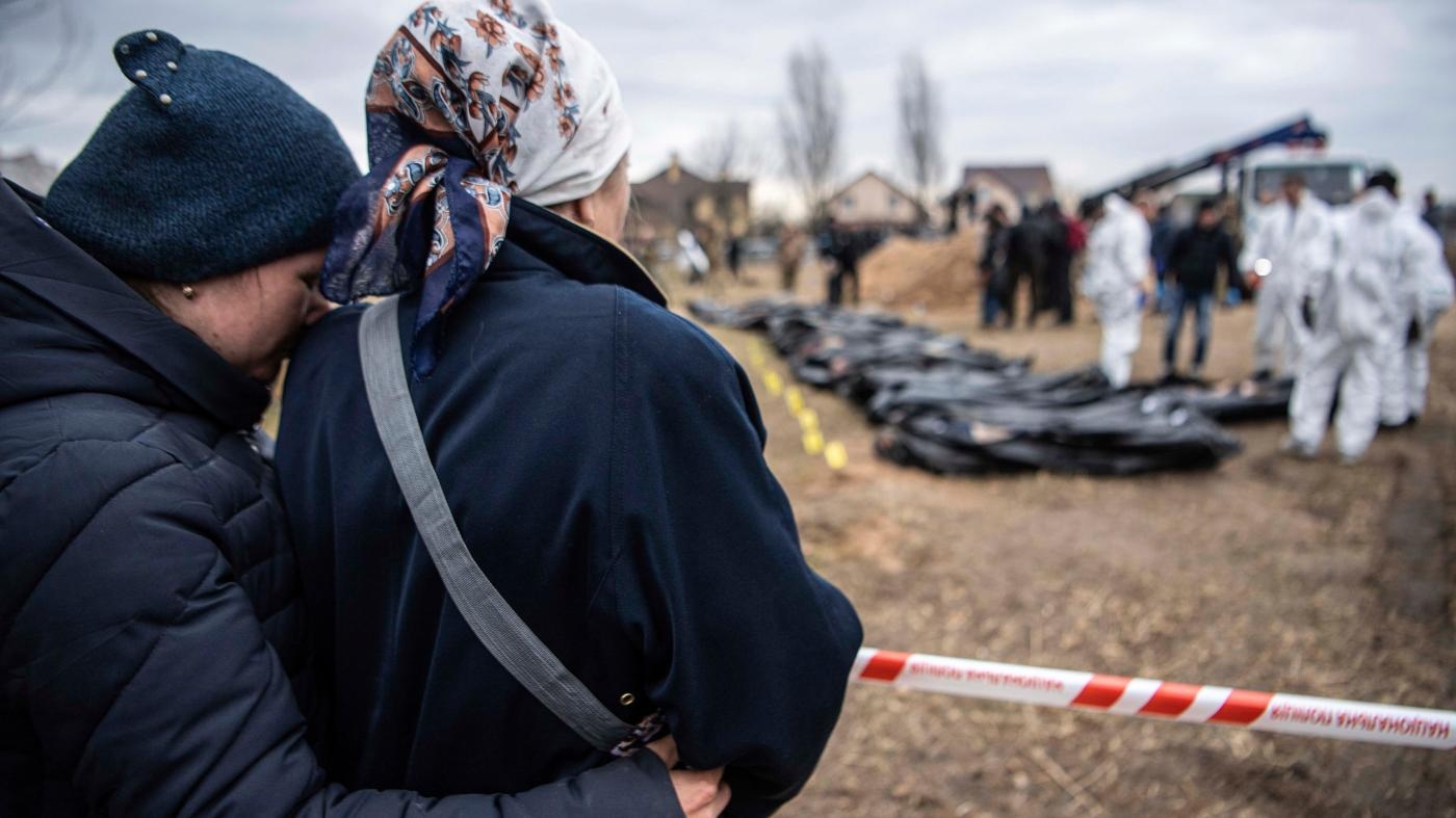  5

آثار الموت في بوتشا بعد احتلالها من قبل القوات الروسية في مارس/آذار. أصبحت بوتشا مسرح جريمة حقيقي، مع أدلة كثيرة على عشرات الإعدامات الميدانية، وعمليات قتل غير قانونية أخرى، وحالات إخفاء قسري، وتعذيب، وكلها تشكل جرائم حرب وجرائم ضد الإنسانية محتملة.

اقرأوا المزيد 

شاهدوا الفيديو

&nbsp;
 نساء يشاهدن السلطات الأوكرانية تستخرج جثثا من مقبرة جماعية كجزء من التحقيقات في جرائم الحرب في بوتشا. © لوريل تشور /صور سوبا/سيبا الولايات المتحدة عبر أسوشيتد برس.
