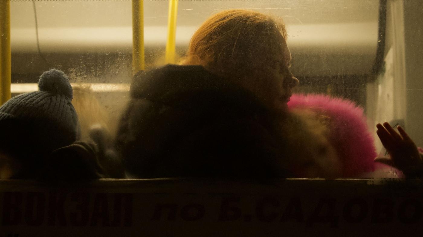  9

عمليات النقل القسري لأوكرانيين إلى روسيا والأراضي التي تسيطر عليها روسيا، وإخضاع المدنيين لعملية فحص أمني تنطوي على انتهاكات، تُعرف باسم "الفلترة". لم تمنح القوات الروسية عديد من المدنيين الفارين من الأعمال العدائية، ولا سيما في ماريوبول، خيارا سوى الذهاب إلى هذه المناطق. يشكل النقل القسري جريمة حرب وجريمة محتملة ضد الإنسانية.

اقرأوا المزيد

&nbsp;
 حافلة مليئة بالأوكرانيين يتم نقلهم إلى تاغانروغ في روسيا من "جمهورية دونيتسك الشعبية"، في فبراير/شباط 2022. © 2022 أندريه بورودولين/أ ف ب عبر غيتي إيمجز