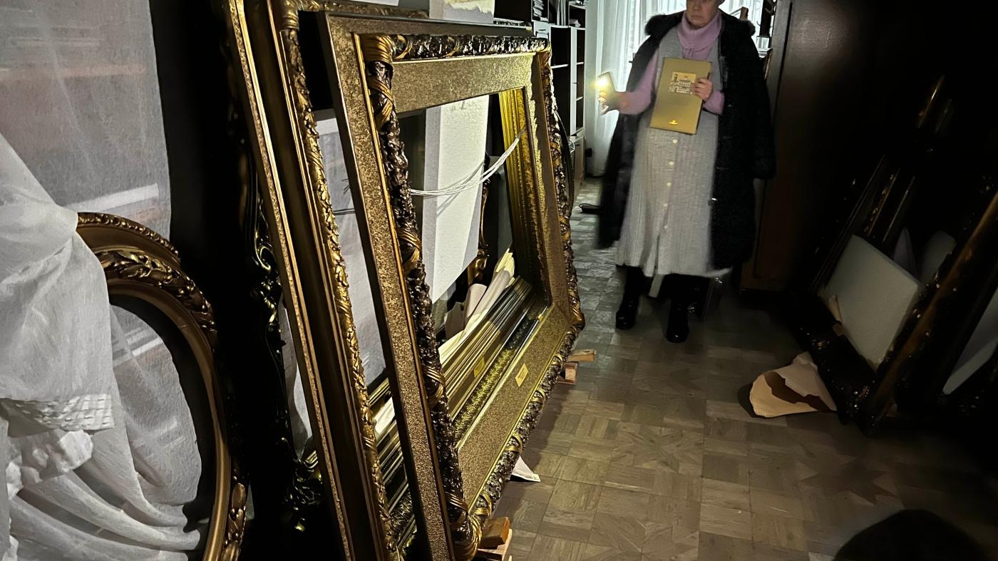  12

نهب وسلب جماعي للممتلكات الثقافية في خيرسون. نهبت القوات الروسية والمدنيون الذين يعملون بأوامرها آلاف الأعمال الفنية والتحف أثناء احتلال خيرسون. سرقوا اللوحات، والذهب، والفضة، والتحف اليونانية القديمة، والأيقونات الدينية، والوثائق التاريخية. يشكل النهب في خيرسون وفي مناطق محتلة أخرى جريمة حرب.

اقرأوا المزيد

&nbsp;
  إطارات لوحات تُركت بعد أن أزال متخصصون روس في الفن آلاف اللوحات أثناء نهبهم متحف خيرسون الإقليمي للفنون في أواخر أكتوبر/تشرين الأول وأوائل نوفمبر/تشرين الثاني، بينما كانت القوات الروسية تحتل خيرسون. © 2022 بلقيس والي/هيومن رايتس ووتش