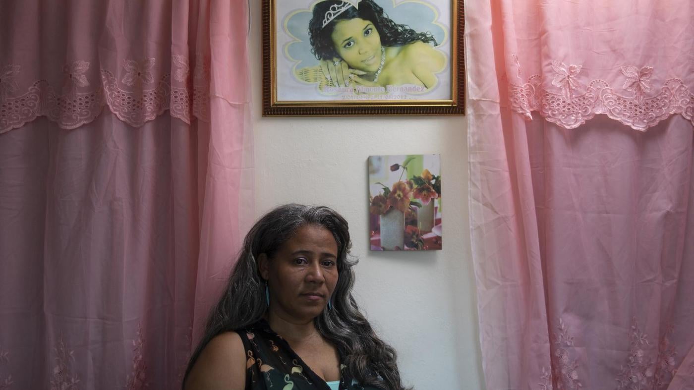 Rosa Hernández, une femme dominicaine photographiée devant une photo de sa fille, Rosaura Almonte Hernández, décédée en 2012 à l'âge de 16 ans. Rosaura, surnommée «Esperancita» (« petit espoir »), était enceinte et atteinte de leucémie.