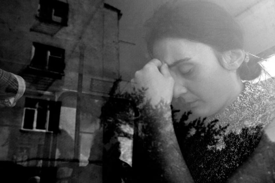 Une femme géorgienne peu après son arrivée dans la ville de Gori, dans le centre du pays, le 18 août 2008. Elle a été obligée de fuir son village, dans l’Ossétie du Sud, où elle s’est cachée pendant près d’une semaine dans une cave après l’éclatement du c