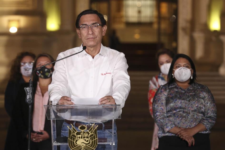 Martín Vizcarra habla frente al palacio presidencial después de que los legisladores votaran por destituirlo del cargo, en Lima, Perú, el 9 de noviembre de 2020. 