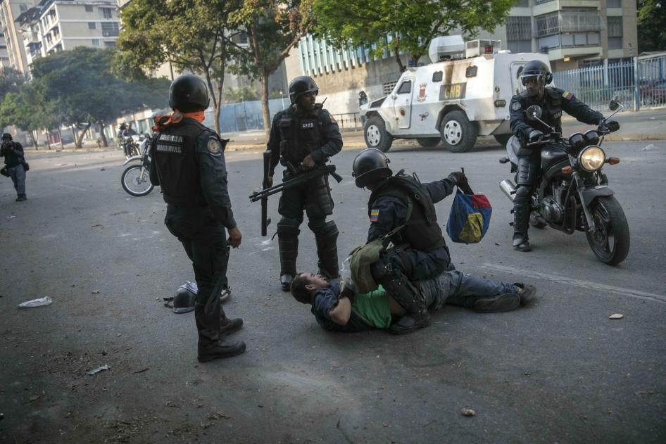 La Policía Nacional Bolivariana detiene a un manifestante de oposición cerca de la base aérea La Carlota durante un enfrentamiento entre manifestantes a favor y en contra del gobierno en Caracas, Venezuela, el 1 de mayo de 2019.