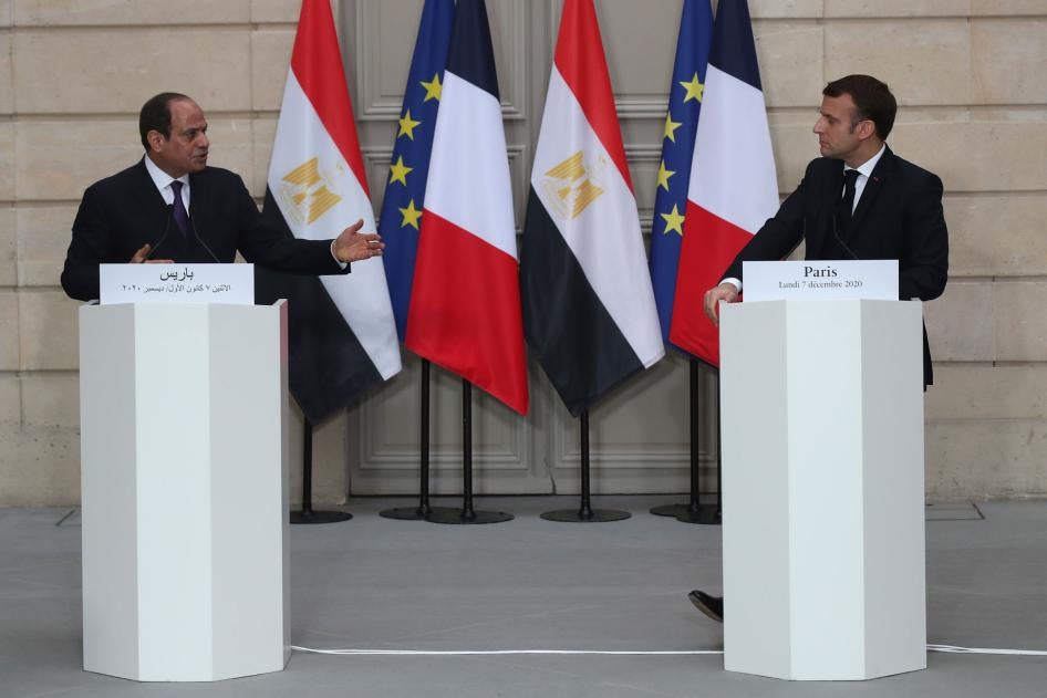 French President Emmanuel Macron, right, and Egyptian President Abdel-Fattah el-Sissi attend a joint press conference at the Elysee palace, December 7, 2020 in Paris.