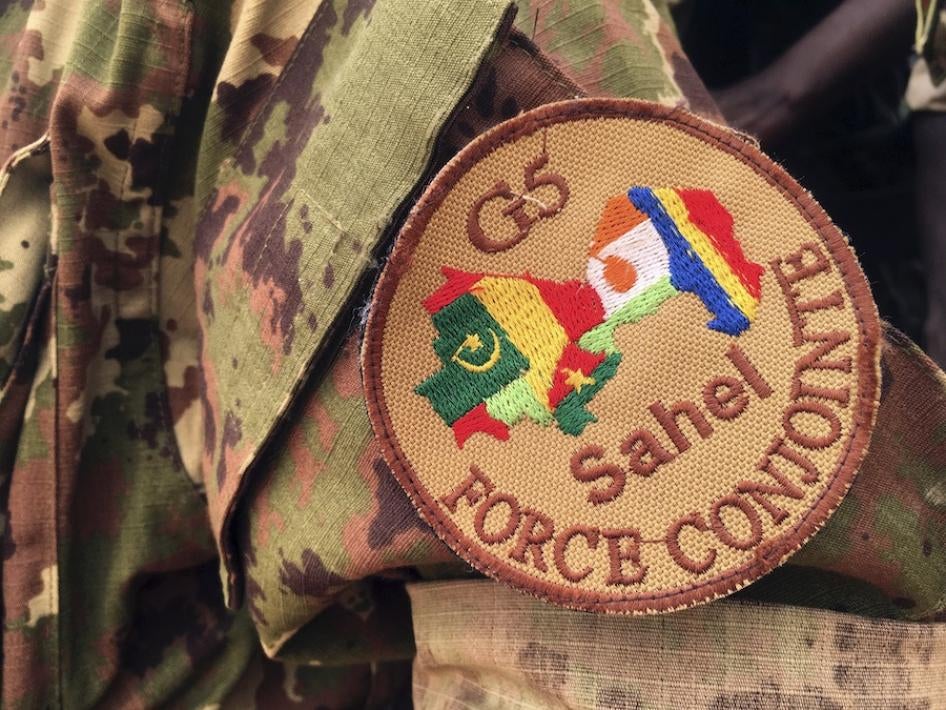 Un soldat monte la garde devant le siège de la force antiterroriste du G5-Sahel au Mali, le 30 mai 2018. 