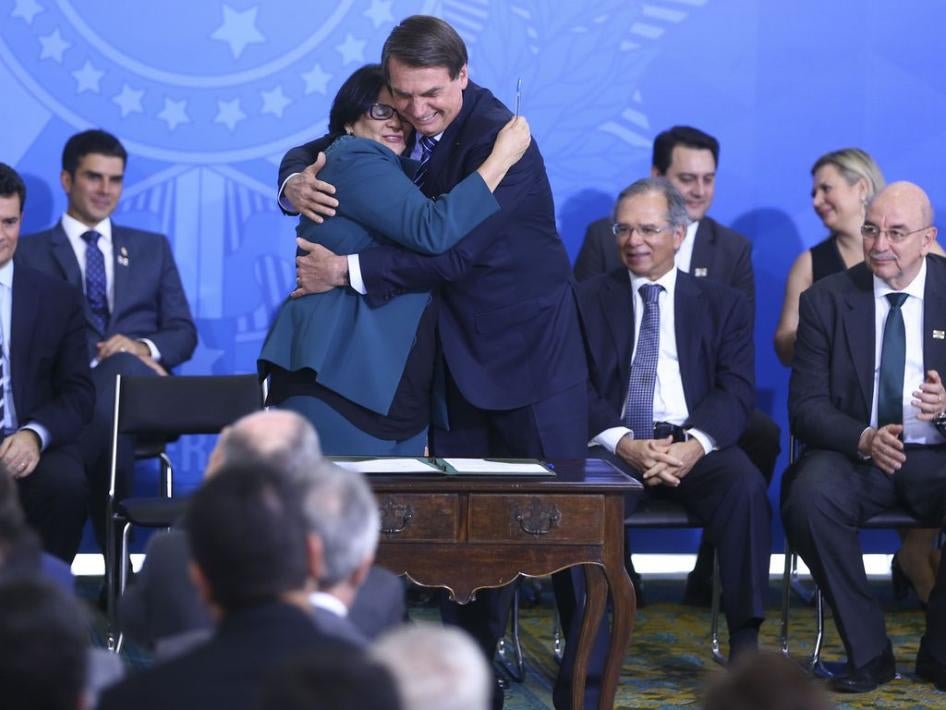 O presidente Jair Bolsonaro abraça a Ministra da Mulher, Família e Direitos Humanos, Damares Alves, durante cerimônia no dia 29 de agosto de 2019, em Brasília, Brasil.