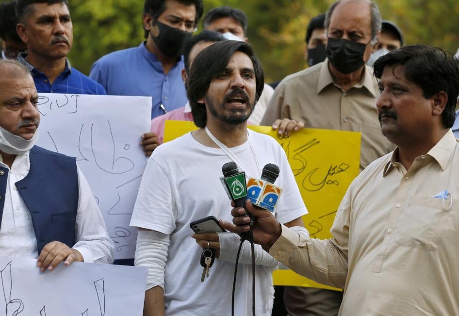  Pakistani journalist Asad Ali Toor, center, speaks during a demonstration to condemn the attack on journalists, in Islamabad, Pakistan.
