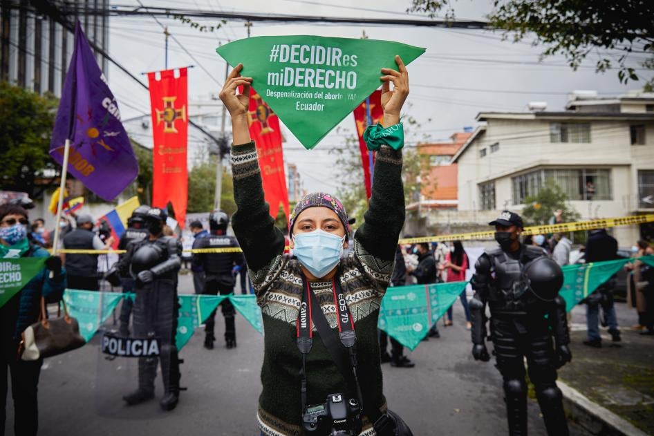 Lors d’une manifestation en faveur du droit à l’avortement en Équateur, cette jeune femme tenait une banderole avec le message « Decidir es mi derecho » (« Décider est mon droit »).