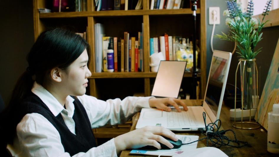 김도현, 한국인, 여성으로 태어났으며, 2015년 트랜스젠더 남성으로 페이스북에 커밍아웃을 했습니다. © 2021 Human Rights Watch