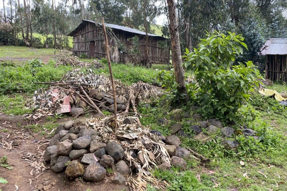 The shallow grave of an unidentified person killed during fighting in the village of Chenna, in the Amhara region of Ethiopia. Residents said it was dug in early September 2021 after Tigrayan fighters left the area. © 2021 Tom Gardner