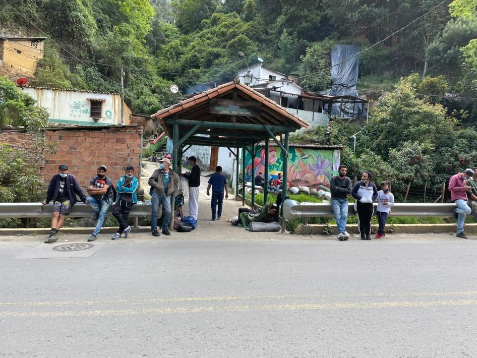 Venezuelan walkers waiting on the side of the road in Colombia, November 2021. 