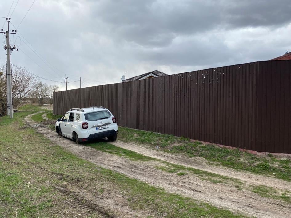 Les forces russes ont ouvert le feu sur ce véhicule civil à Hostomel, en Ukraine, le 3 mars 2022 ;  dans lequel se trouvait  Deux passagers - Yurii Prylypko, le maire de la ville, et Ivan Zaria - ont été tués. Photo prise en avril 2022.