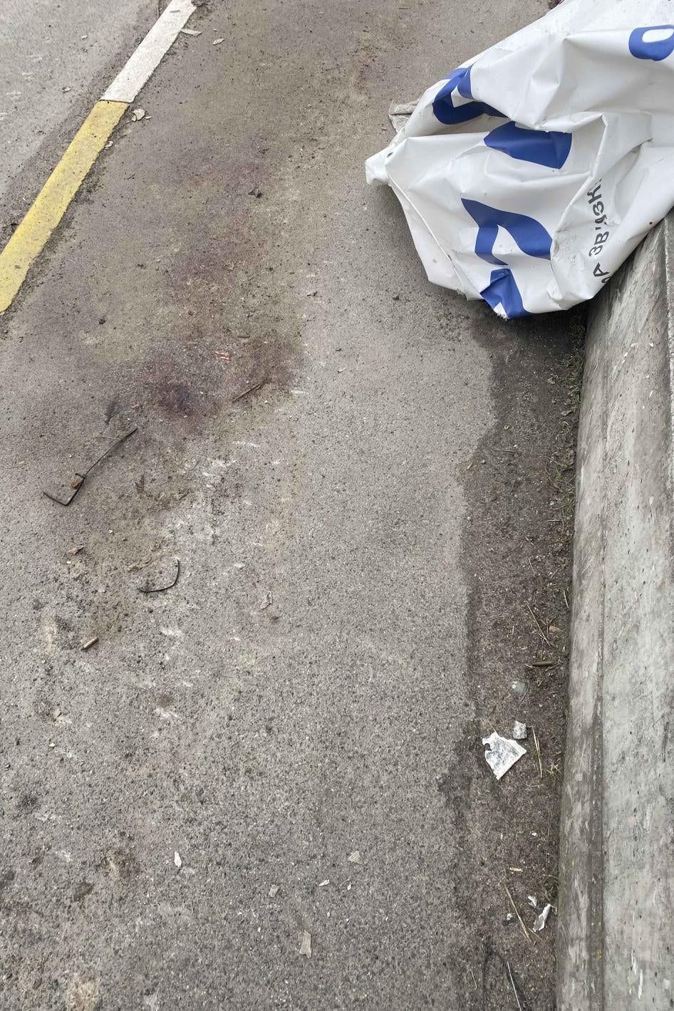  Une flaque de sang à l’angle des rues Yablunska et Vokzlana à Boutcha, en Ukraine, à l’endroit où le corps d’Oleh Abramov a été découvert par sa femme, Iryna. Oleh Abramov avait été placé en détention par des soldats russes le 5 mars 2022. Son corps est resté dans la rue près d’un mois, jusqu’au retrait des forces russes, avant que les autorités ukrainiennes ne puissent le récupérer. 