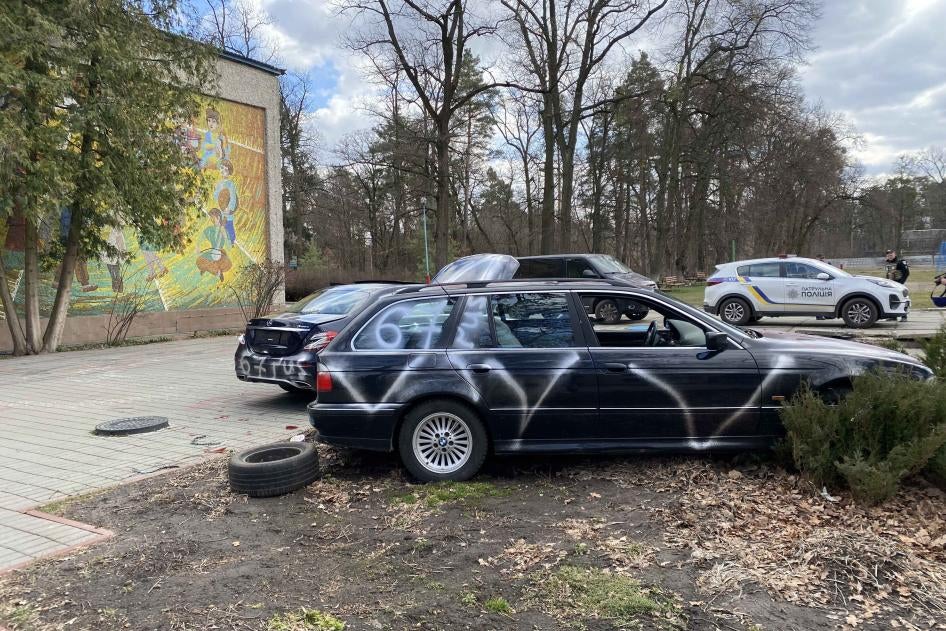 Sur cette voiture garée dans la cour d’un camp pour enfants à Boutcha, en Ukraine, trois énormes lettres blanches « V » (symbole de soutien à l'invasion russe) ont été inscrites avec une bombe de peinture aérosol. Les corps de cinq hommes, victimes d’un possible crime de guerre, ont été retrouvés dans le sous-sol de l’un des dortoirs. 