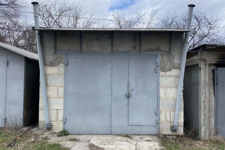 Le garage ou un habitant de Boutcha (Ukraine) prénommé Artem a été abattu par des soldats russes le 20 mars 2022.  Artem, 37 ans, s’était rendu dans son garage afin d’y chercher de la nourriture. Les voisins l’ont inhumé dans une fosse peu profonde derrière le garage. 