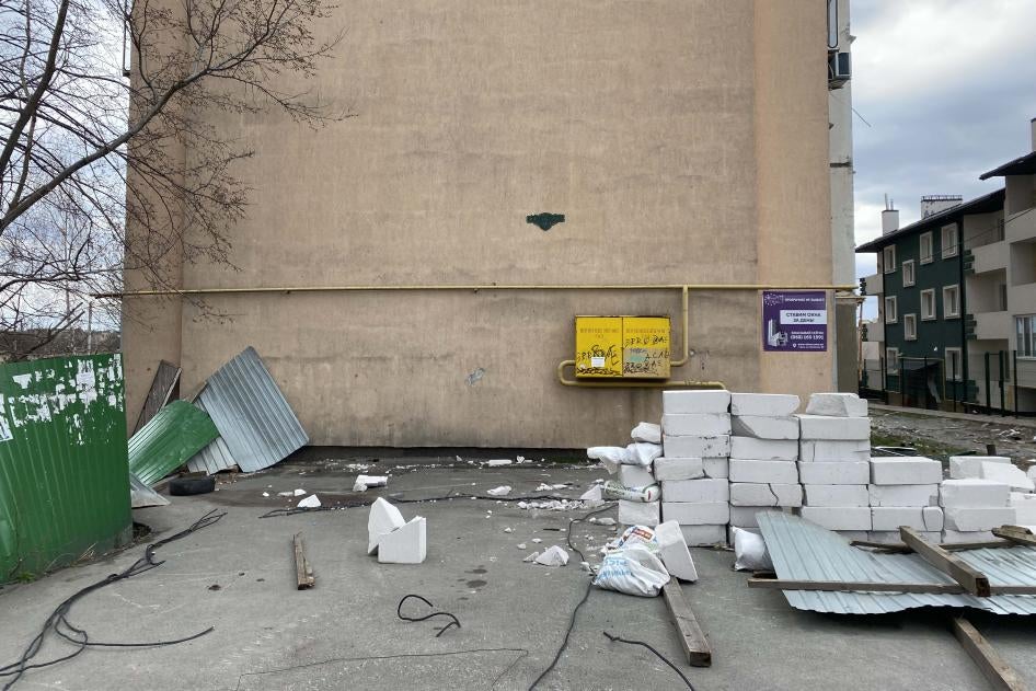 Sur le sol à gauche devant cet immeuble, une flaque de sang subsiste là où des voisins ont trouvé le corps d’Oleh (33 ans) sous des tôles métalliques à Boutcha en Ukraine, en avril 2022.