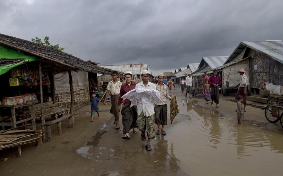 Cet homme rohingya portait le corps d’un bébé décédé ; c’était sa nièce, morte quelques heures seulement après sa naissance dans le camp de Dar Paing à Sittwe (État de Rakhine), dans l’ouest du Myanmar, le 27 juin 2014.
