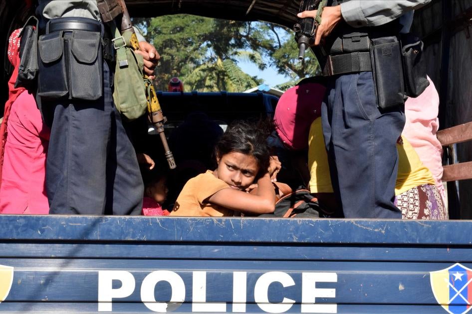 La police du Myanmar ramenait des Rohingyas, dont cette jeune fille, vers le camp de Sittwe qu’ils avaient tenté de fuir en montant sur un bateau qui devait les emmener en Malaisie, le 30 novembre 2018. 