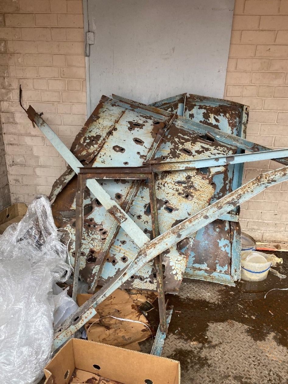 Ворота, пошкоджені металевими осколками під час атаки Росії 16 березня 2022 року, внаслідок якої загинули та були поранені люди, що стояли в черзі за хлібом у місті Чернігів, 19 квітня 2022 року 