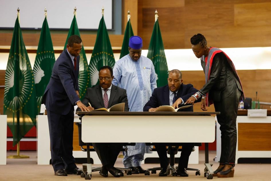 Redwan Hussein (2nd L), Representative of the Ethiopian government, and Getachew Reda (2nd R), Representative of the Tigray People's Liberation Front (TPLF), sign a “cessation of hostilities” agreement between the two parties after African Union-led negotiations, Pretoria, South Africa, November 2, 2022. 