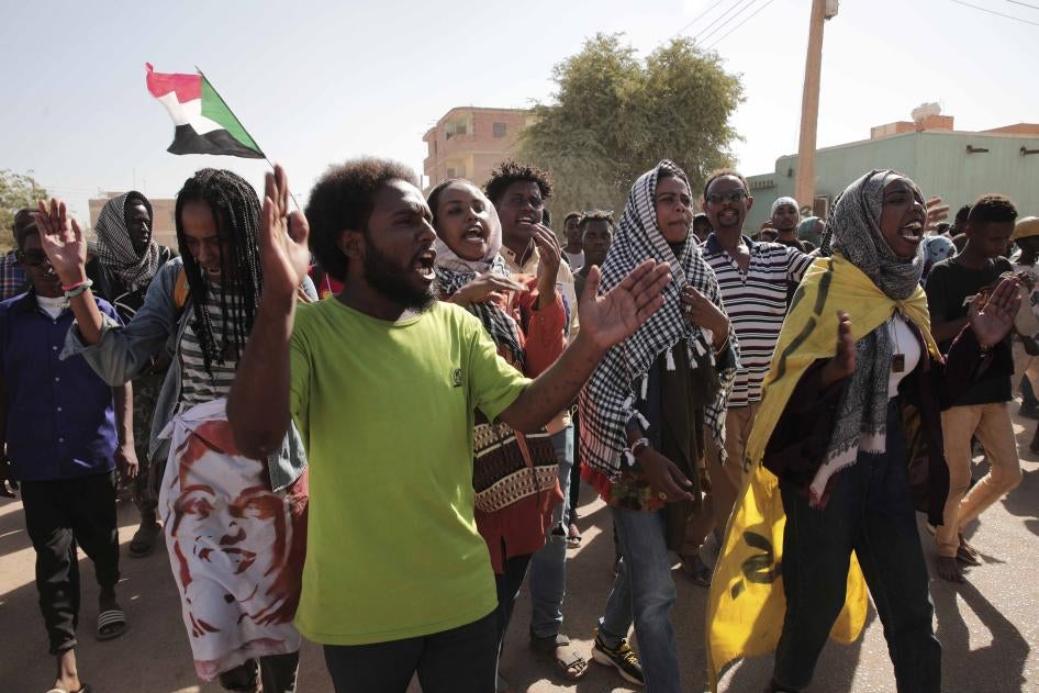 متظاهرون سودانيون يسيرون في الخرطوم، السودان، الخميس 8 ديسمبر/كانون الأول 2022 للاحتجاج على اتفاق موقع بين المجموعة الرئيسية المطالِبة بالديمقراطية والقادة العسكريين الحاكمين. 