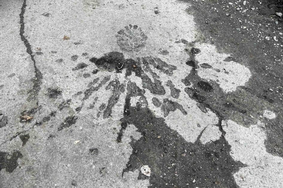 Характерный след, который обычно остается от разлетающихся осколков при применении кассетных боеприпасов. Данный след остался после того, как 21 ноября густонаселенный район Херсона подвергся обстрелу, в результате которого трое мирных жителей получили ранения. Фото сделано 22 ноября 2022 г