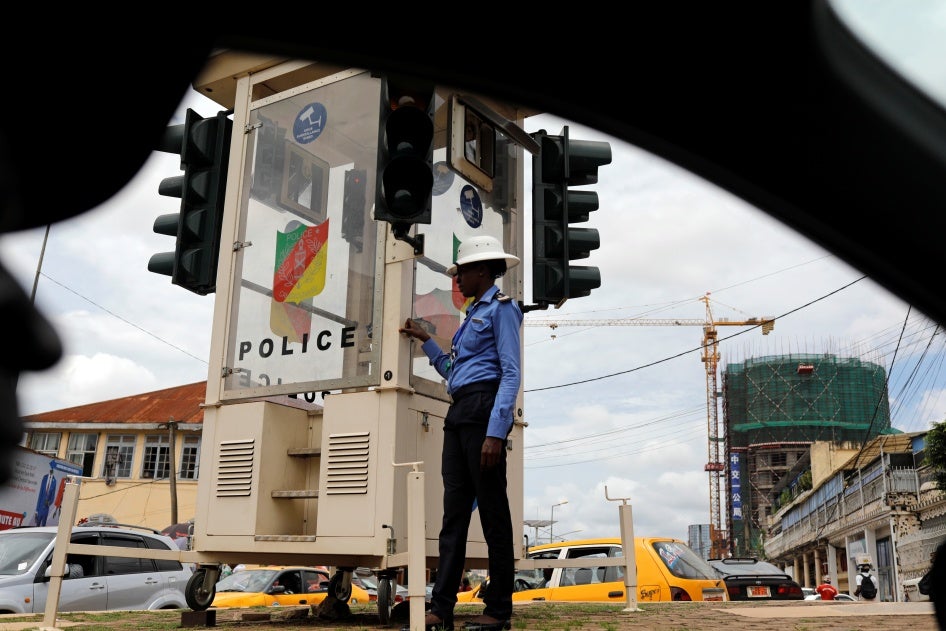 Une policière de la circulation dans le centre-ville de Yaoundé, au Cameroun, le 9 octobre 2018.