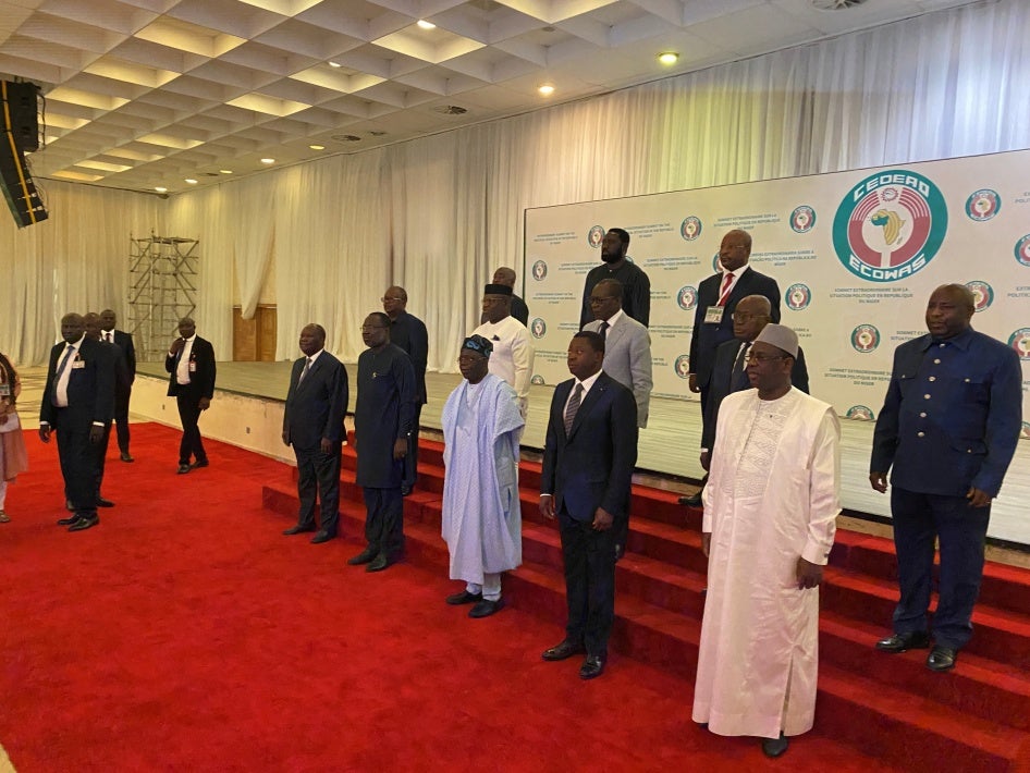 Westafrikanische Staats- und Regierungschefs vor einem Treffen der Wirtschaftsgemeinschaft westafrikanischer Staaten (ECOWAS) in Abuja, Nigeria, am 10. August 2023.