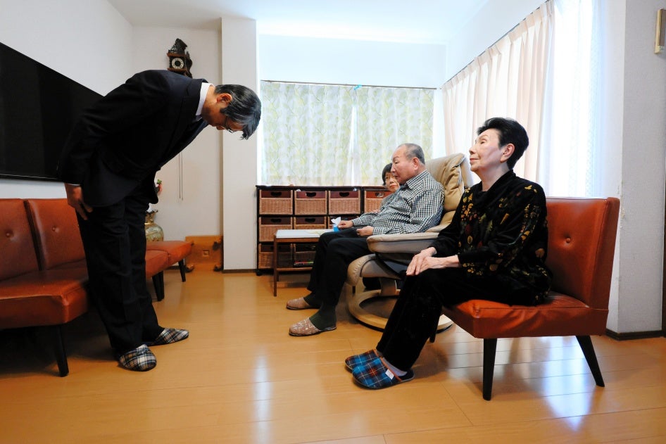 Shizuoka prosecutor bows before Hakamata