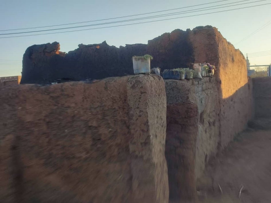 إحدى الصور التي شاركها أحد سكان كمبو طيبة تظهر منزل قال لـ "هيومن رايتس ووتش" إن "قوات درع السودان" أحرقته عندما هاجمت القرية. 